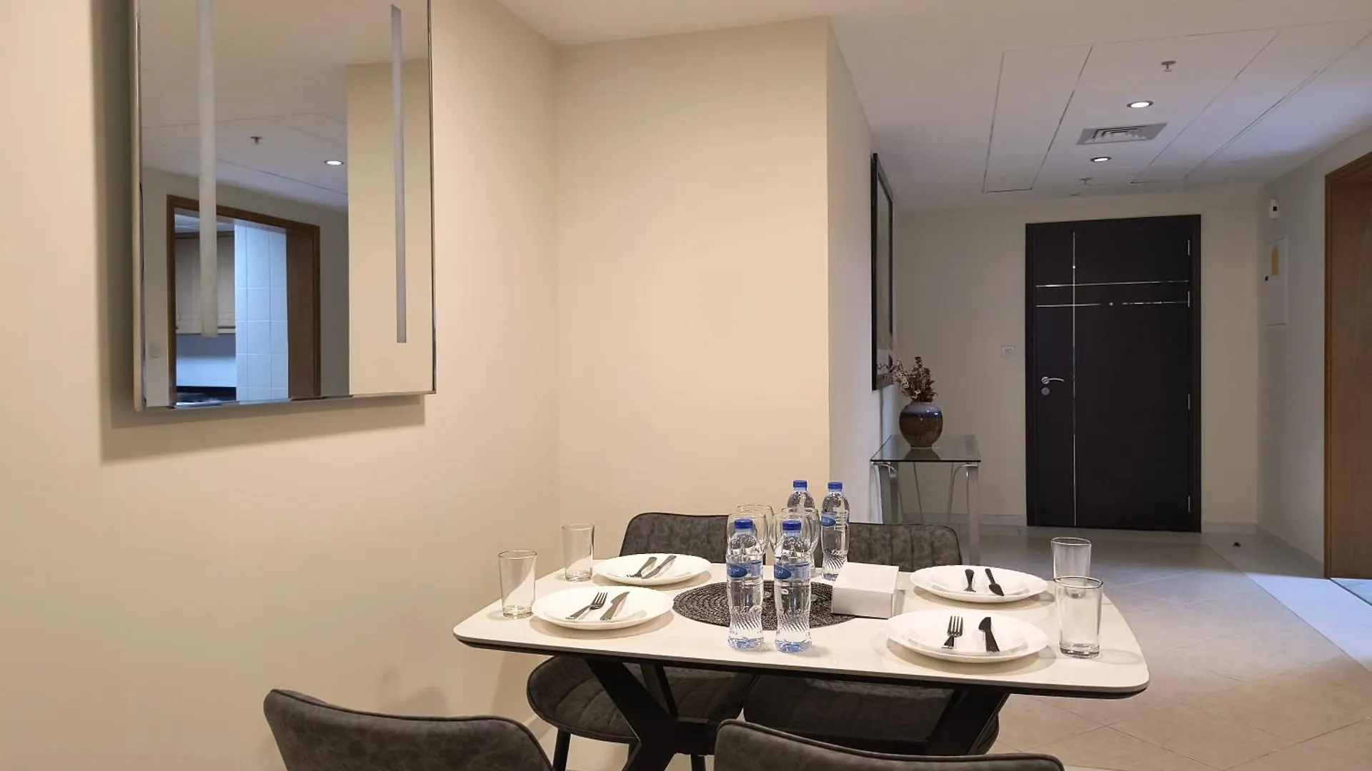 Trinity Holiday Homes - Sheikh Zayed Road Near To Financial Center Metro Station Дубай Апартаменты